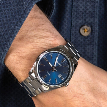 Ανδρικό ρολόι Casio MTP-1302PD-2AVEF με ασημί ατσάλινο μπρασελέ και μπλε καντράν, 38.5mm, με ημερομηνία-φορεμένο.